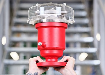 Flammschutzarmatur Zwei Hände halten Flammschutzarmatur vor Treppe