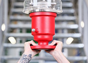 Flammschutzarmatur Zwei Hände halten Flammschutzarmatur vor Treppe
