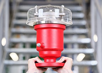 Flammschutzarmatur Zwei Hände halten Flammschutzarmatur vor Treppe