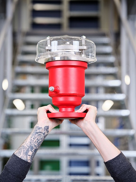 Flammschutzarmatur Zwei Hände halten Flammschutzarmatur vor Treppe