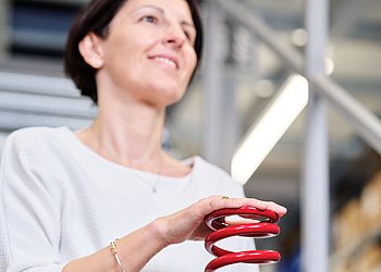 Doris Jodlbauer hält technische Feder in der Hand
