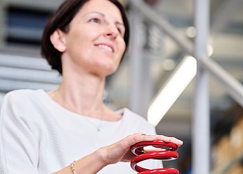 Doris Jodlbauer hält technische Feder in der Hand