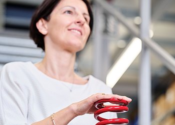 Doris Jodlbauer hält technische Feder in der Hand
