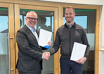 SMC Kooperation Robert Angel von SMC und und Markus Zebisch von HENNLICH Global bei der Vertragsunterzeichnung in Suben.